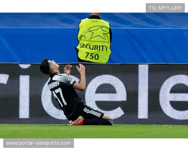 皇马小将雨中滑跪庆祝,伯纳乌草坪维护引热议